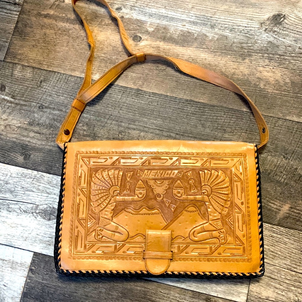 VINTAGE LEATHER EMBOSSED PURSE 😍😍😍